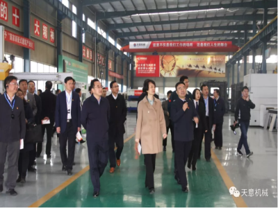 濟(jì)寧市委常委、組織部部長(zhǎng)孔凡萍帶領(lǐng)全市“兩新”組織黨建工作現(xiàn)場(chǎng)觀摩團(tuán)蒞臨天意機(jī)械調(diào)研指導(dǎo)
